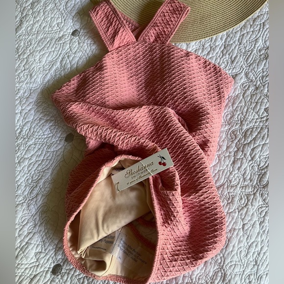 Shoshanna Plisse One Piece Crisscross Back Swimsuit
Note-Fits more like a 4🌞 - Picture 5 of 5